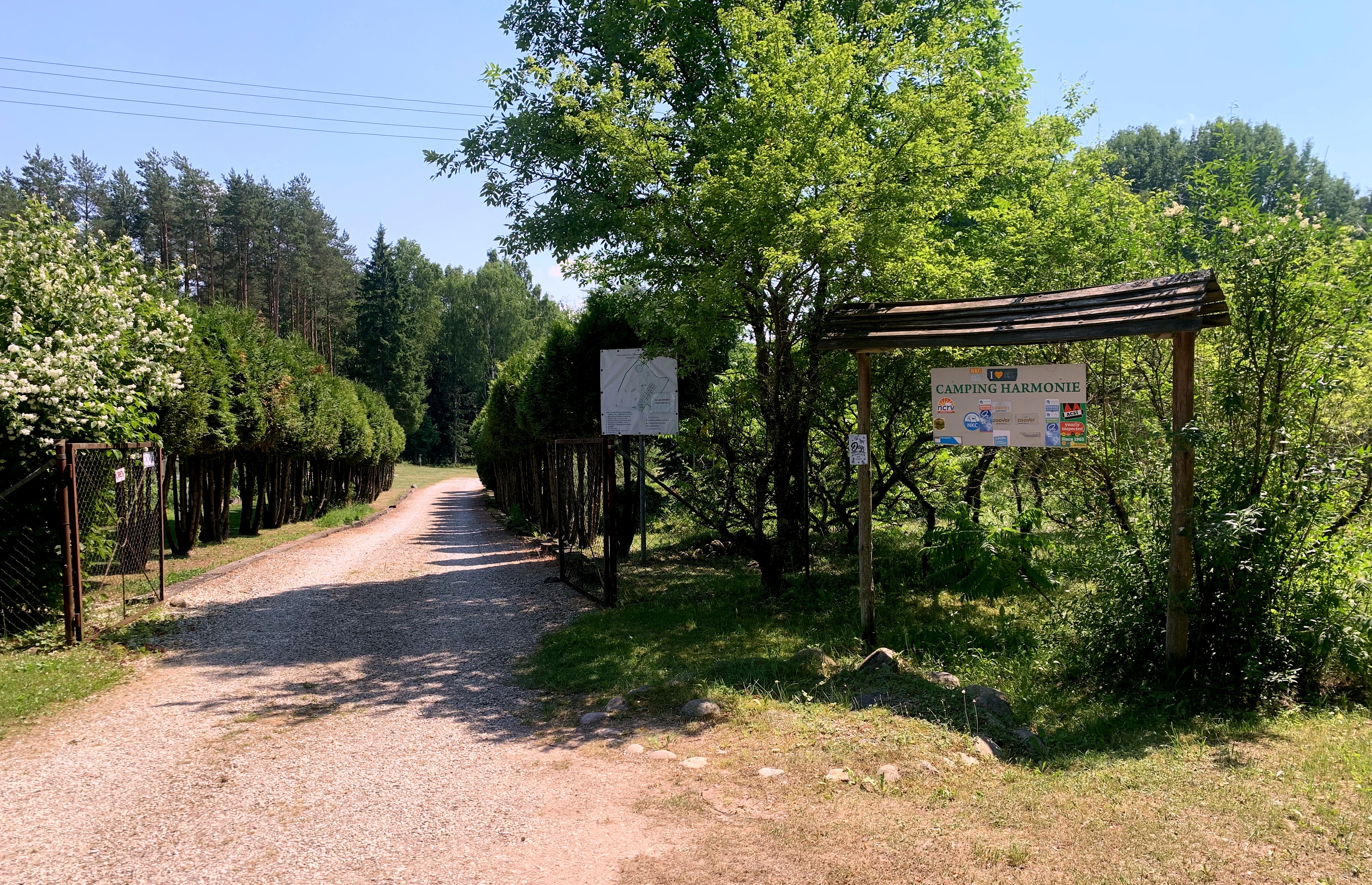 Camping Harmonie entrance sign and gravel driveway