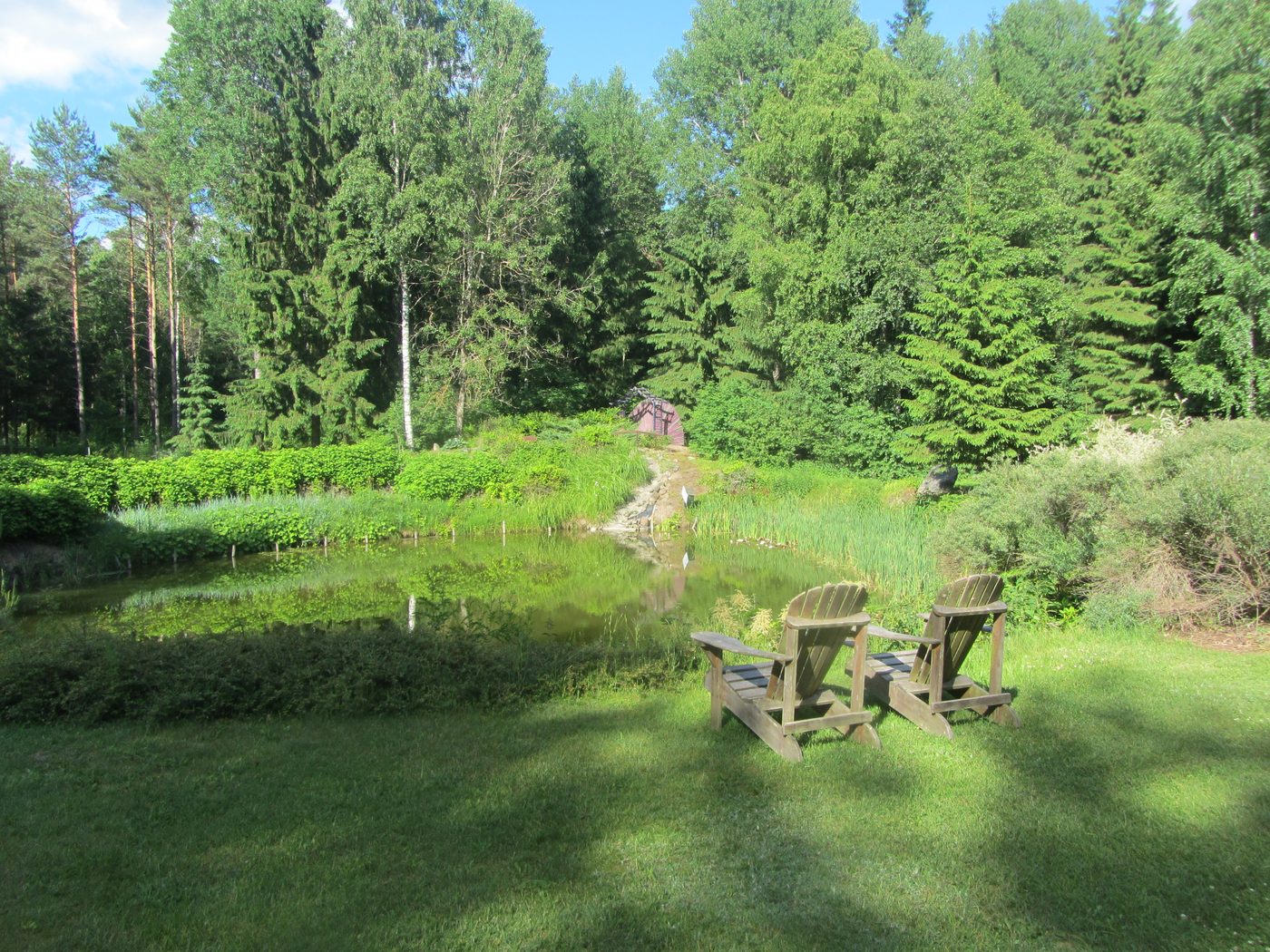 Two chairs by the pond at Landgoed Harmonie