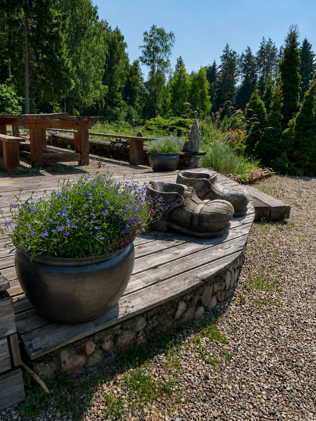 Wooden terrace with flowers and decorations at Landgoed Harmonie